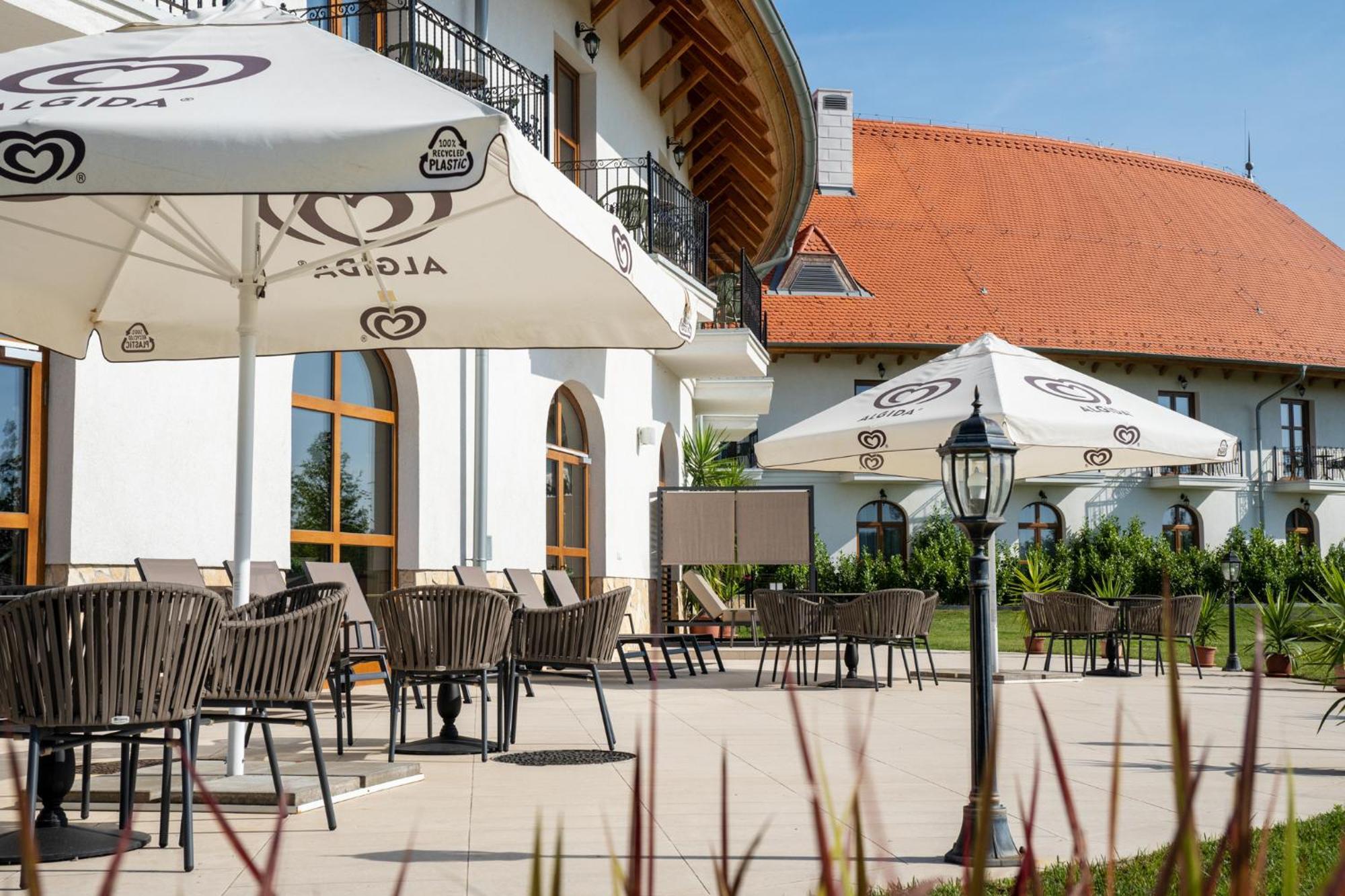 Hungarikum Hotel Lakitelek Exteriör bild
