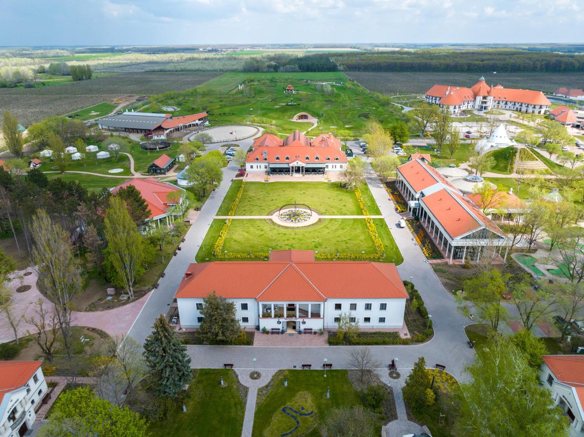 Hungarikum Hotel Lakitelek Exteriör bild